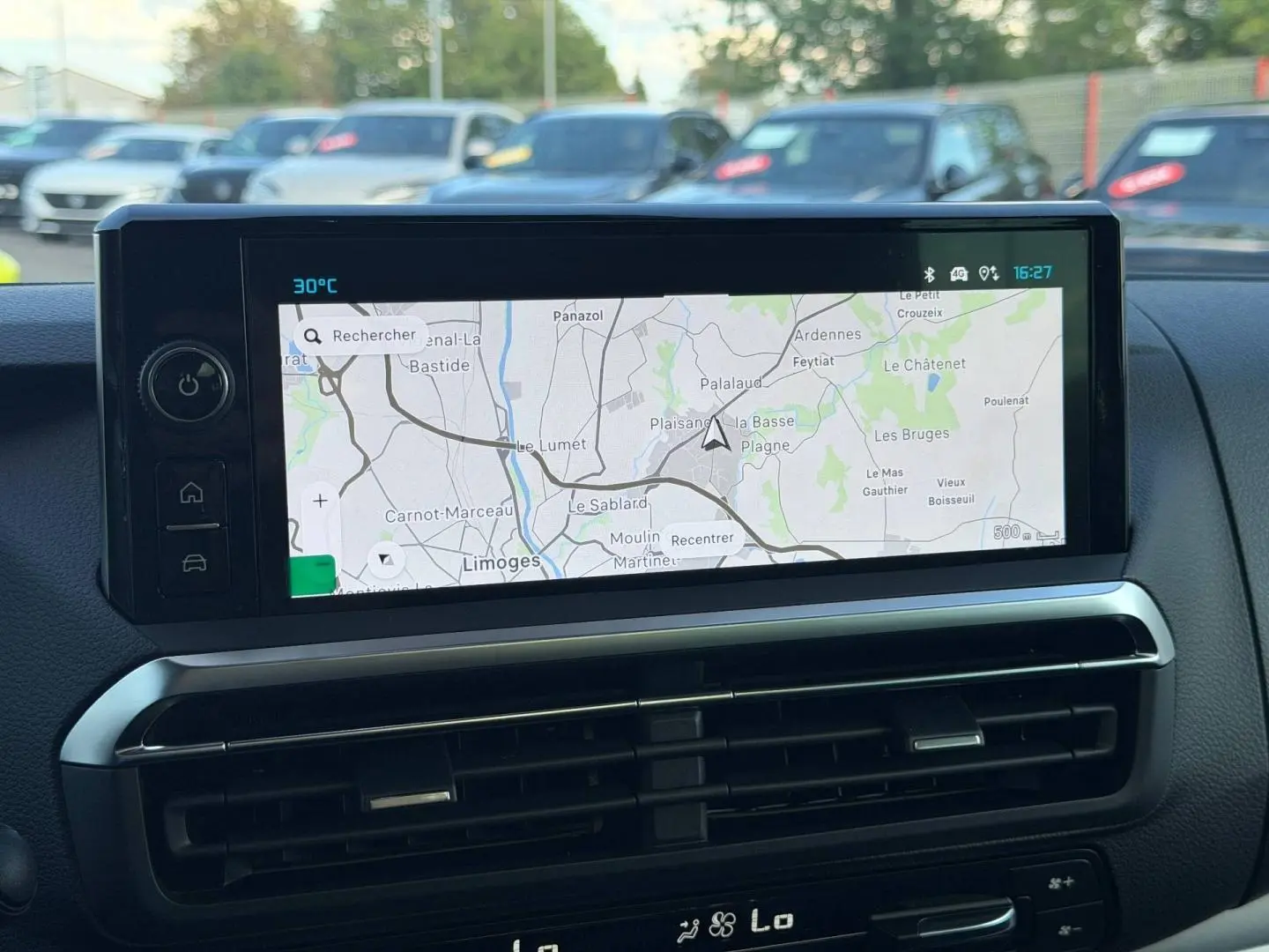 Écran tactile central avec navigation GPS dans l'habitacle du Citroën Spacetourer XL gris titane.