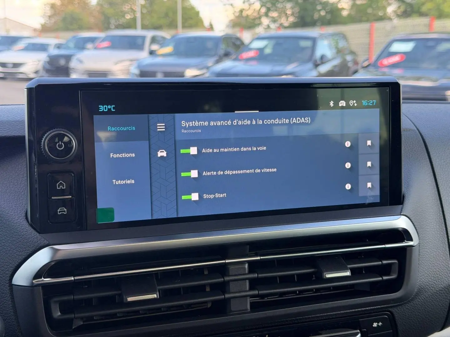 Écran tactile intérieur du Citroën Spacetourer XL gris Titane montrant les aides à la conduite avancées.