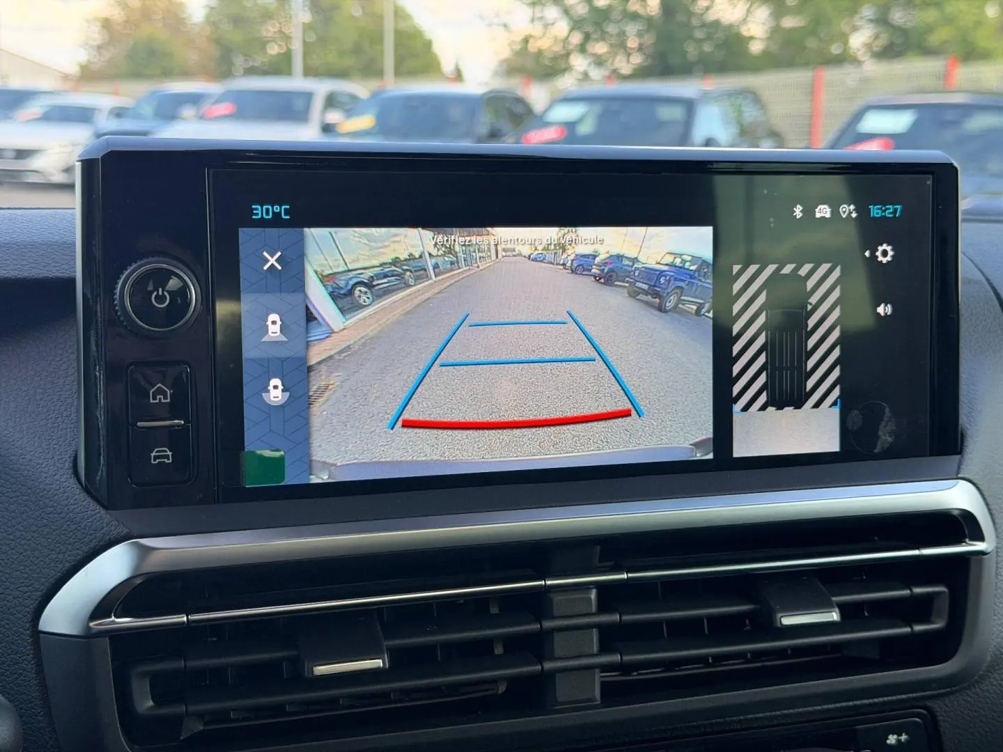 Écran tactile intérieur montrant la caméra de recul avec vue arrière et lignes de guidage du Citroën Spacetourer gris titane.