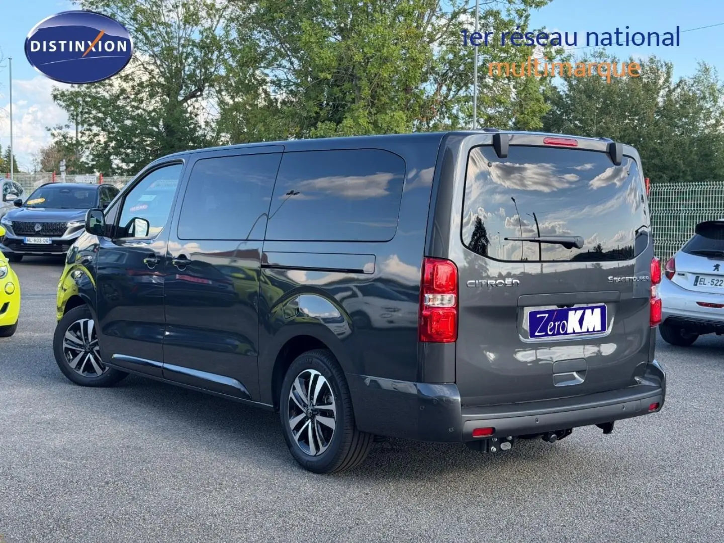 Vue 3/4 arrière droite d'un Citroën Spacetourer XL gris titane avec vitres arrière surteintées en extérieur.