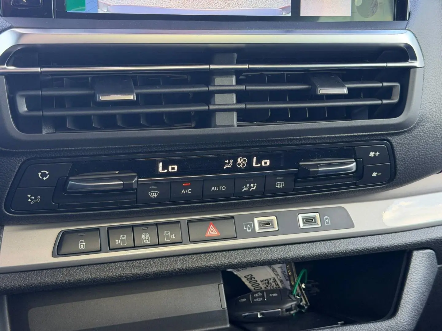 Détail du tableau de bord du Citroën Spacetourer XL gris titane, montrant les commandes de climatisation et ports USB.