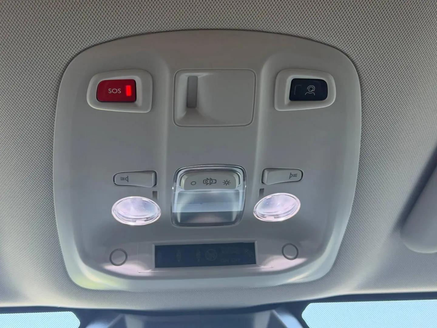 Vue intérieure du plafonnier avant du Citroën Spacetourer gris titane, avec boutons SOS et éclairage LED.