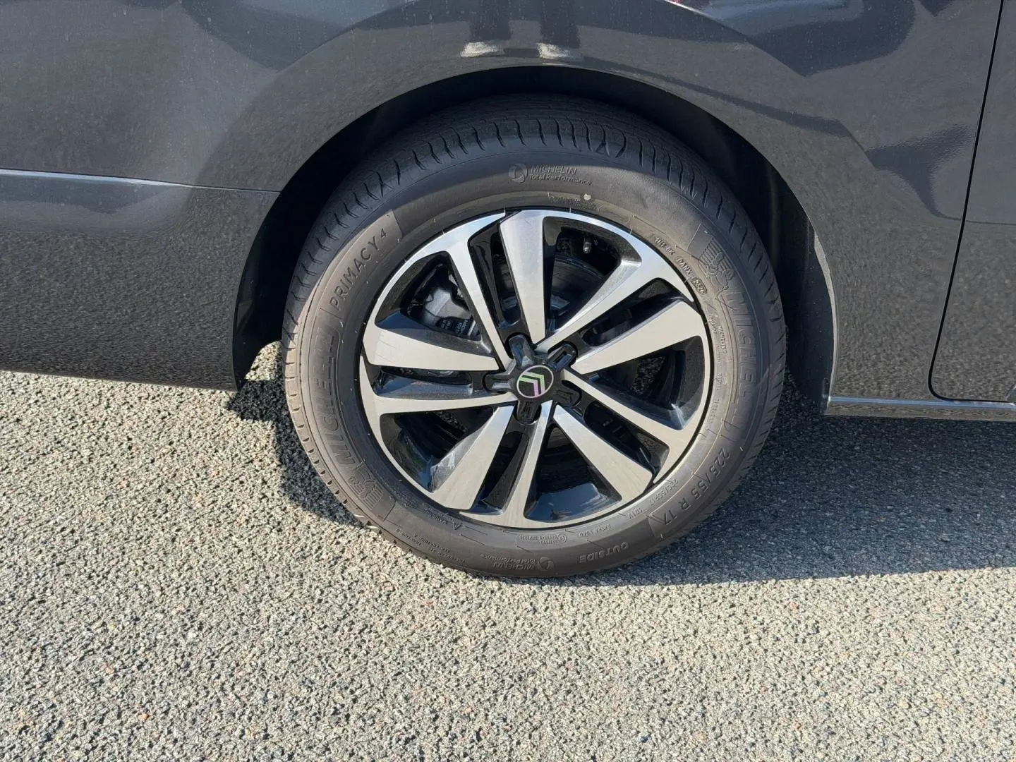 Gros plan sur la roue arrière droite du Citroën Spacetourer gris titane avec jante alliage bicolore.