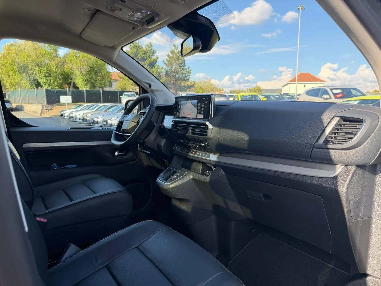 Vue intérieure côté conducteur du Citroën Spacetourer XL 2026, tableau de bord noir avec écran tactile et volant multifonction.