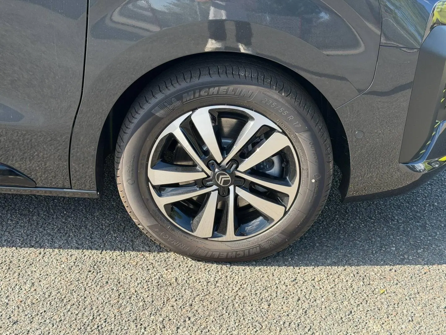 Gros plan sur la roue avant gauche gris titane d'un Citroën Spacetourer XL avec jante alliage bicolore.