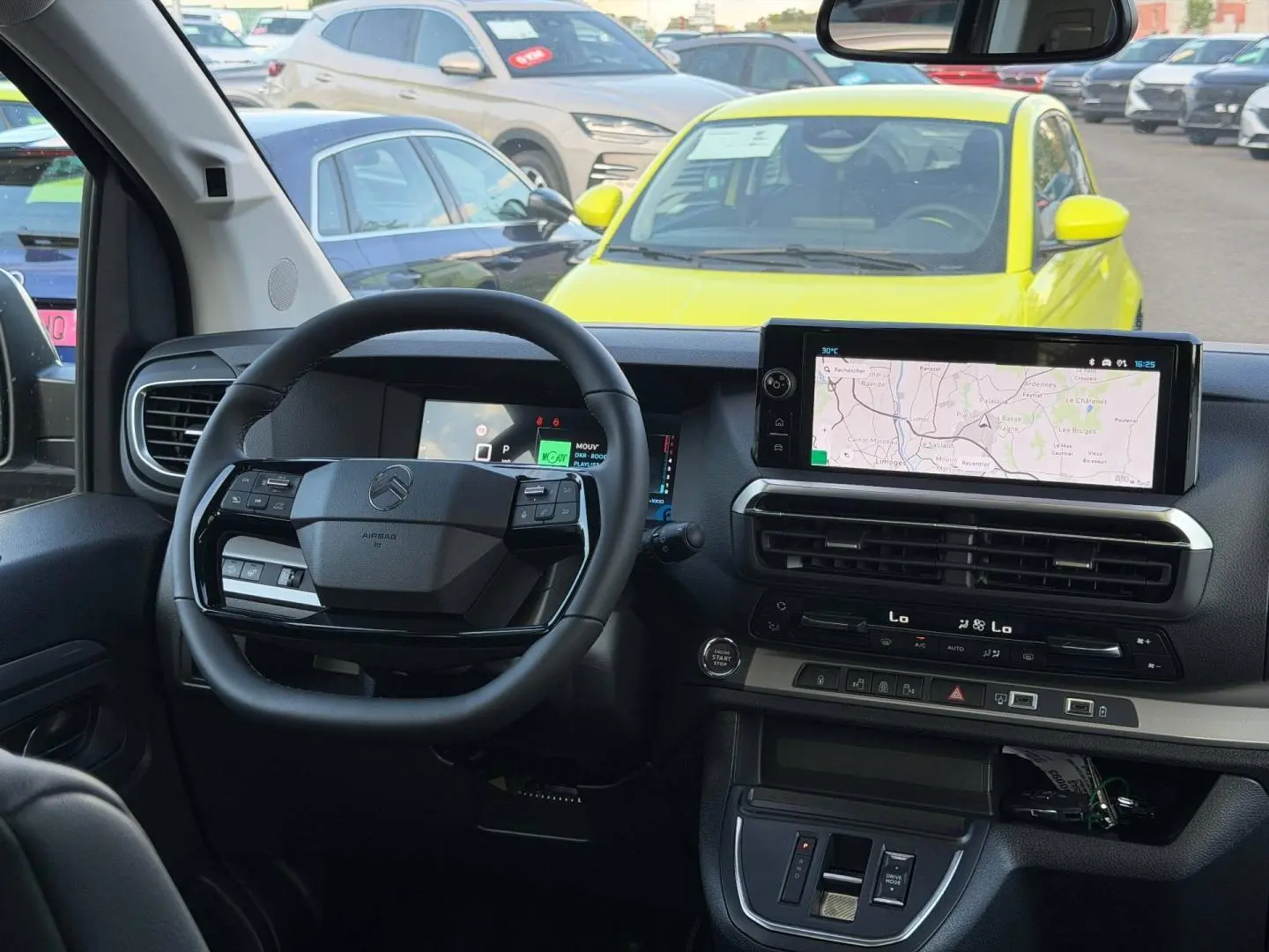 Vue intérieure du tableau de bord et volant Citroën Spacetourer XL gris, avec écran tactile GPS et commandes au volant.