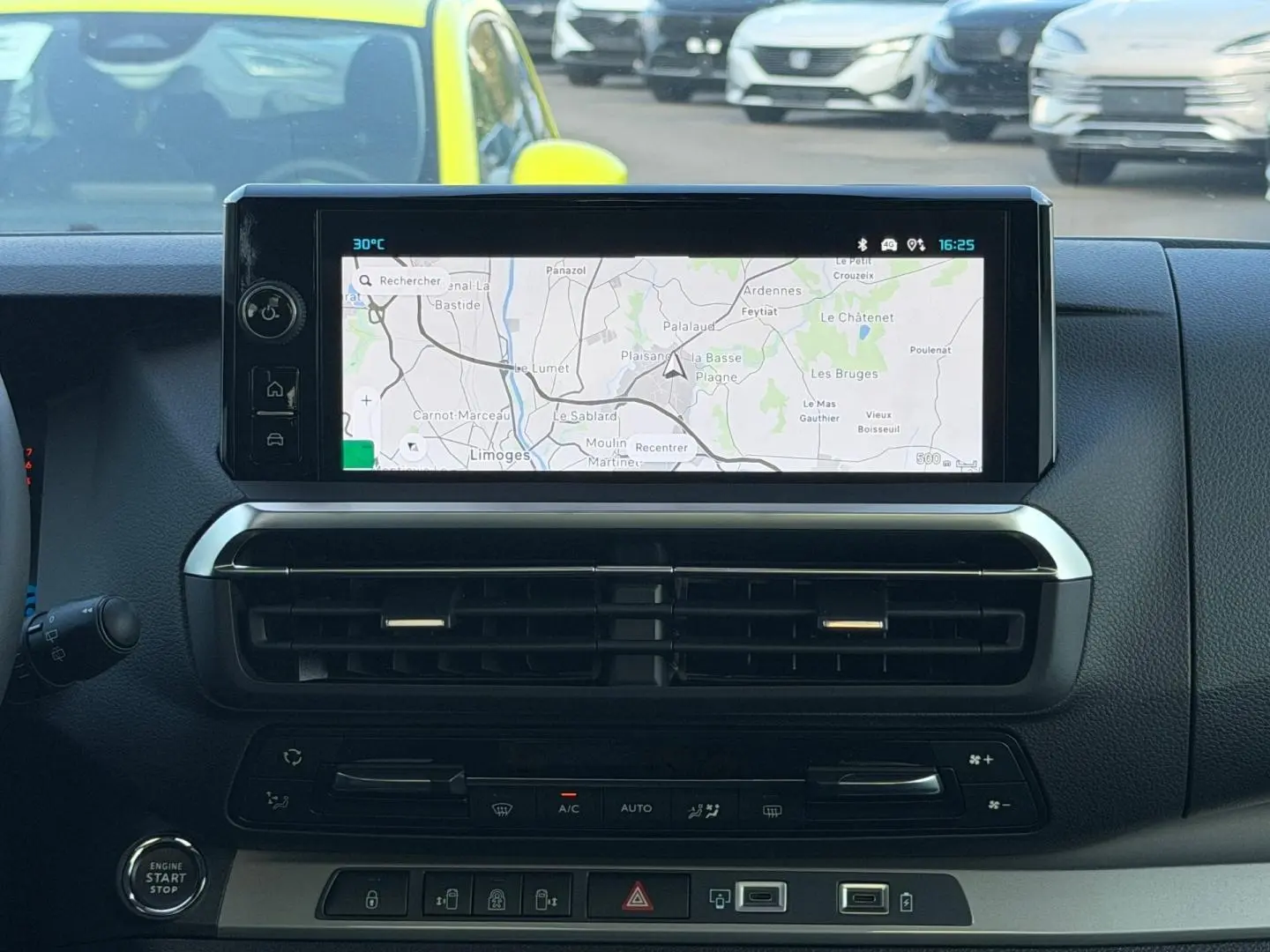 Intérieur du Citroën Spacetourer XL 2026, vue du tableau de bord avec écran tactile affichant une carte de navigation.