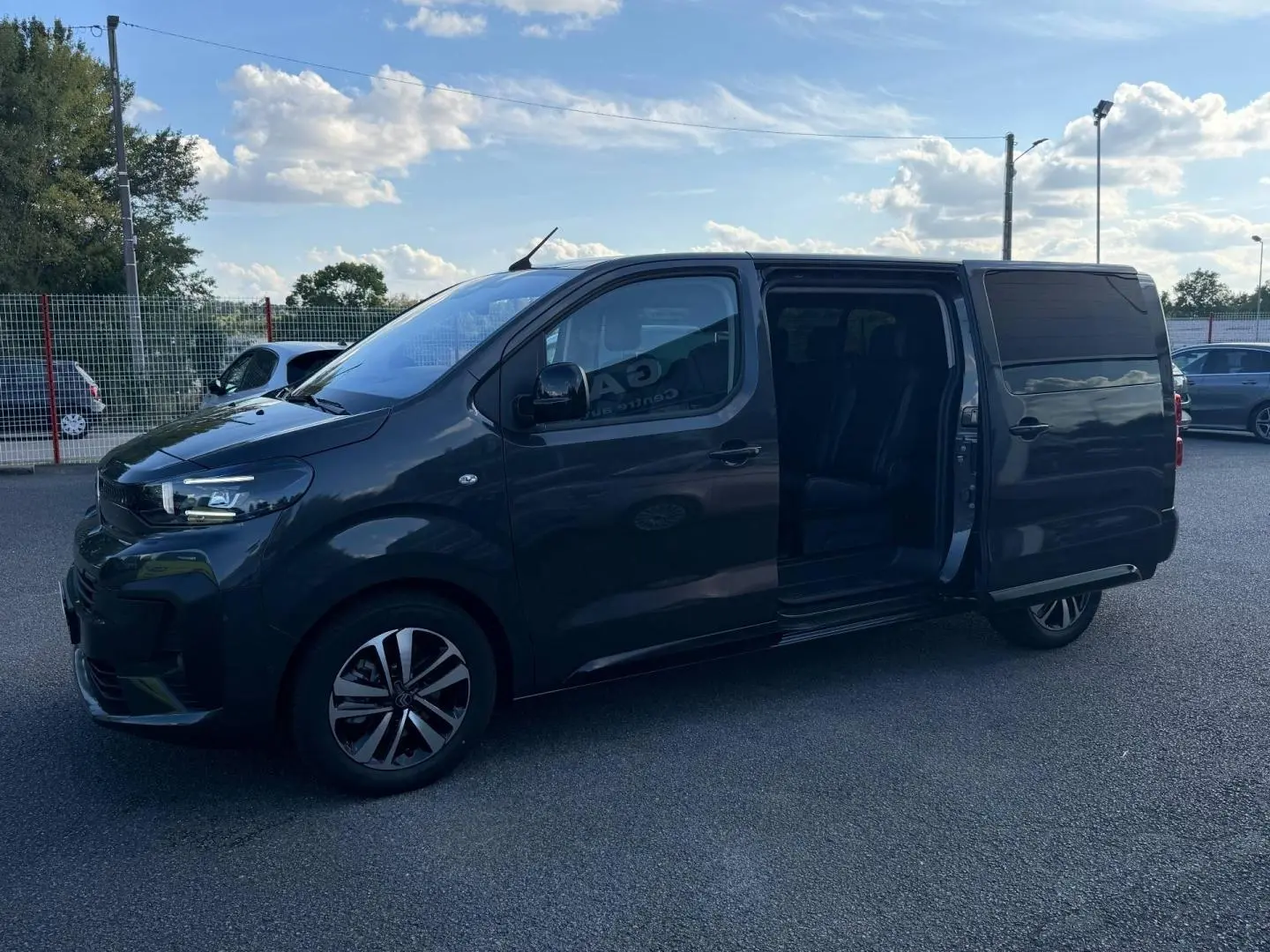 CITROEN Spacetourer XL gris titane en vue latérale droite avec porte coulissante arrière ouverte.