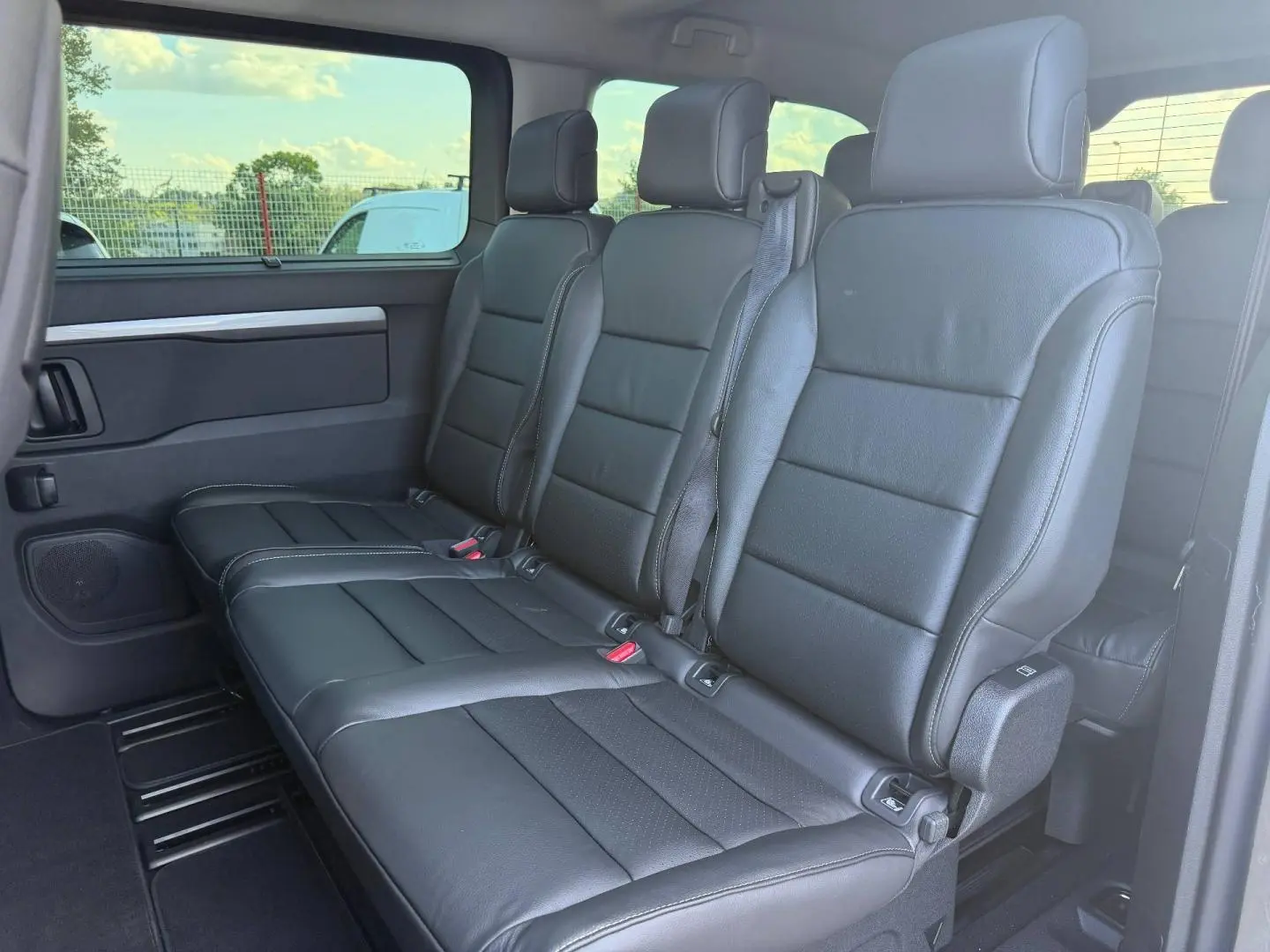 Vue intérieure côté droit sur la banquette arrière en cuir noir du Citroën Spacetourer XL 2026, avec ceinture de sécurité visible.