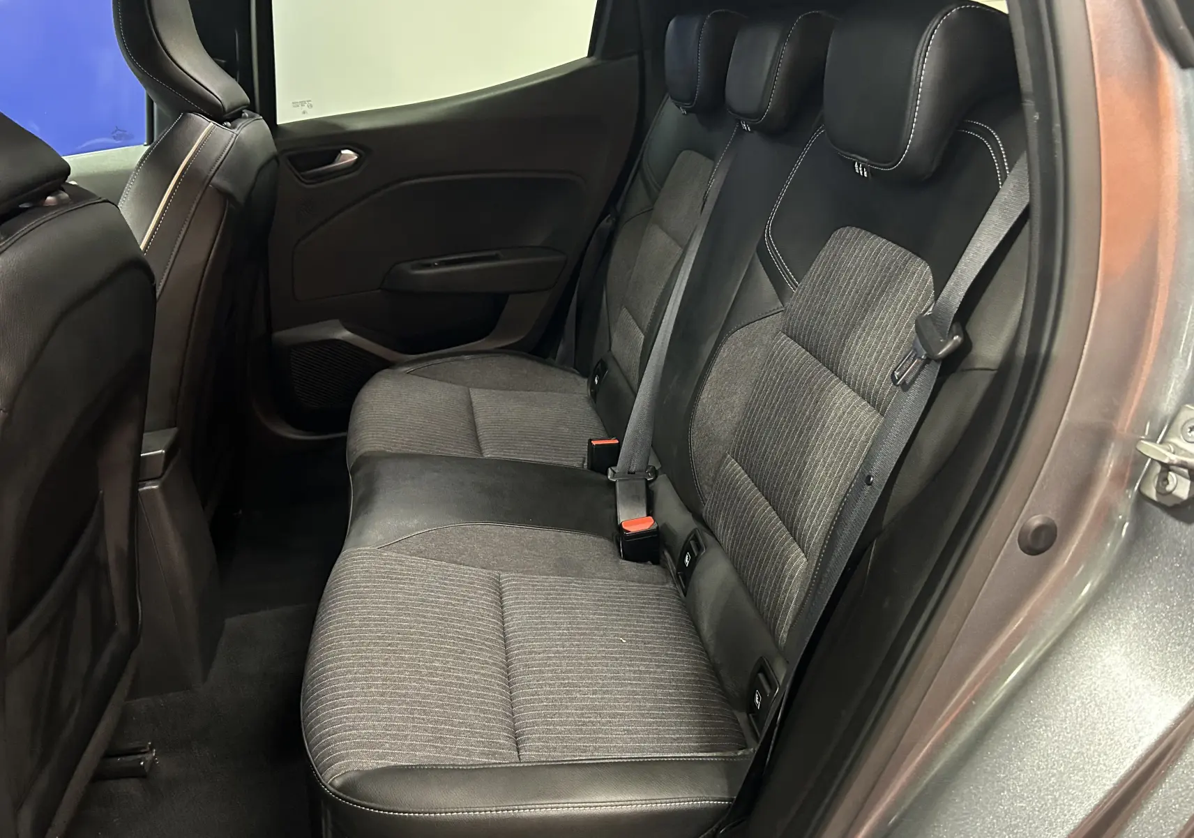 Vue intérieure côté droit des sièges arrière gris et noirs de la Renault Clio V TCe 90 TECHNO 2023.