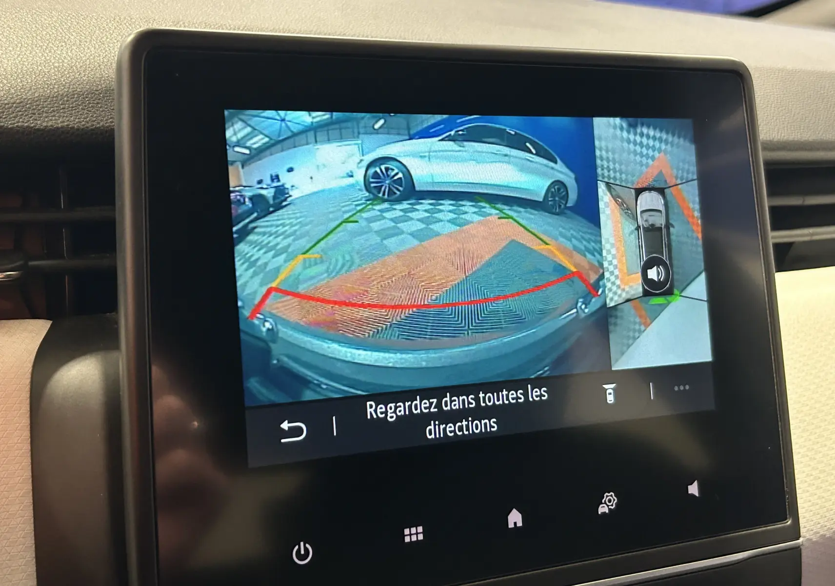 Écran de caméra 360° affichant la vue arrière et la position du véhicule gris Renault Clio V TCe 90 TECHNO 2023.