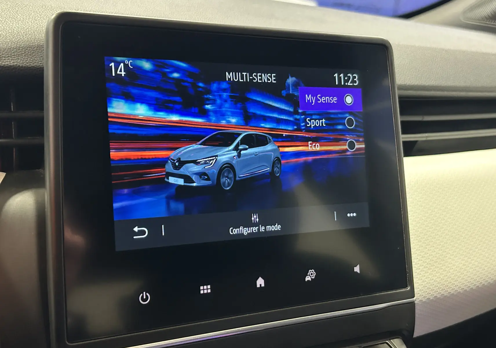 Écran tactile intérieur de la Renault Clio V affichant les modes de conduite avec une illustration du véhicule gris.