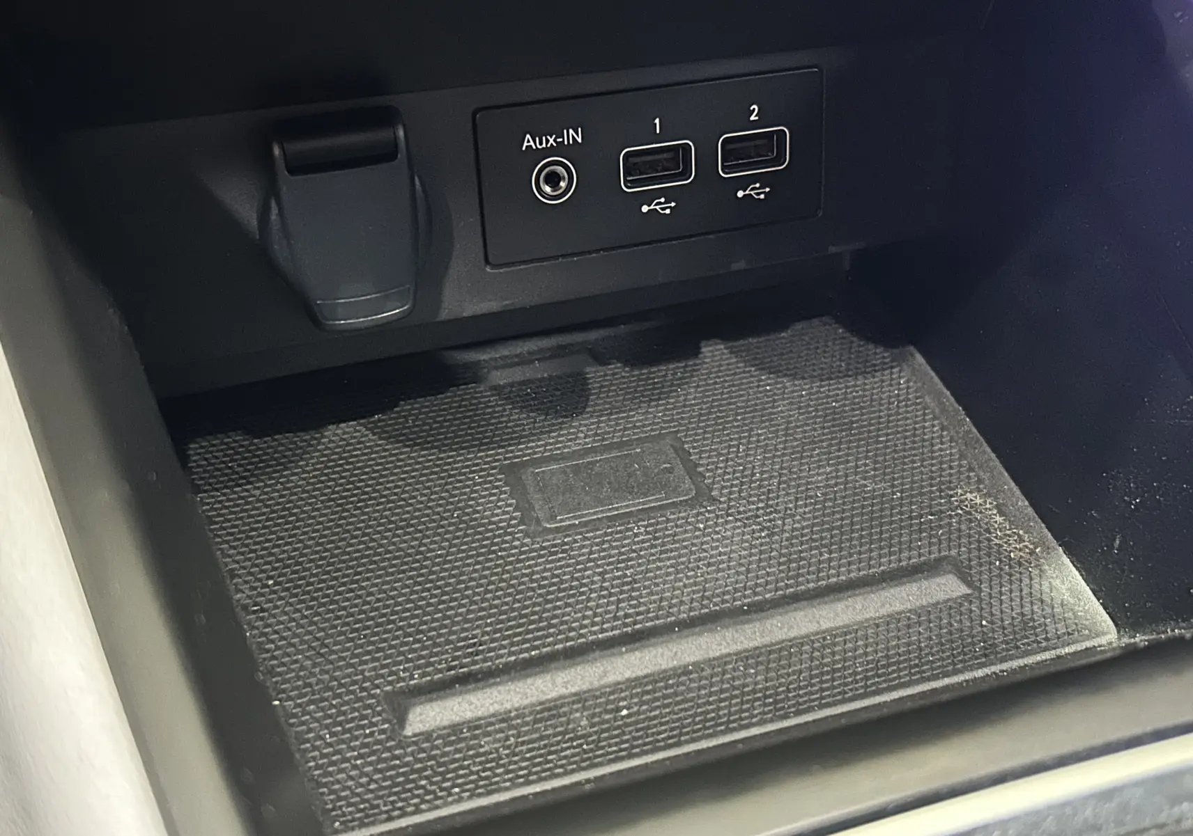 Prise auxiliaire et deux ports USB dans la console centrale d'une Renault Clio V TCe 90 TECHNO gris 2023.