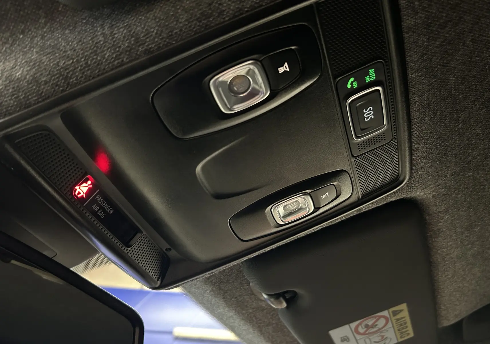 Plafonnier intérieur noir de la Renault Clio V TCe 90 TECHNO 2023 avec éclairages et bouton SOS éclairé.