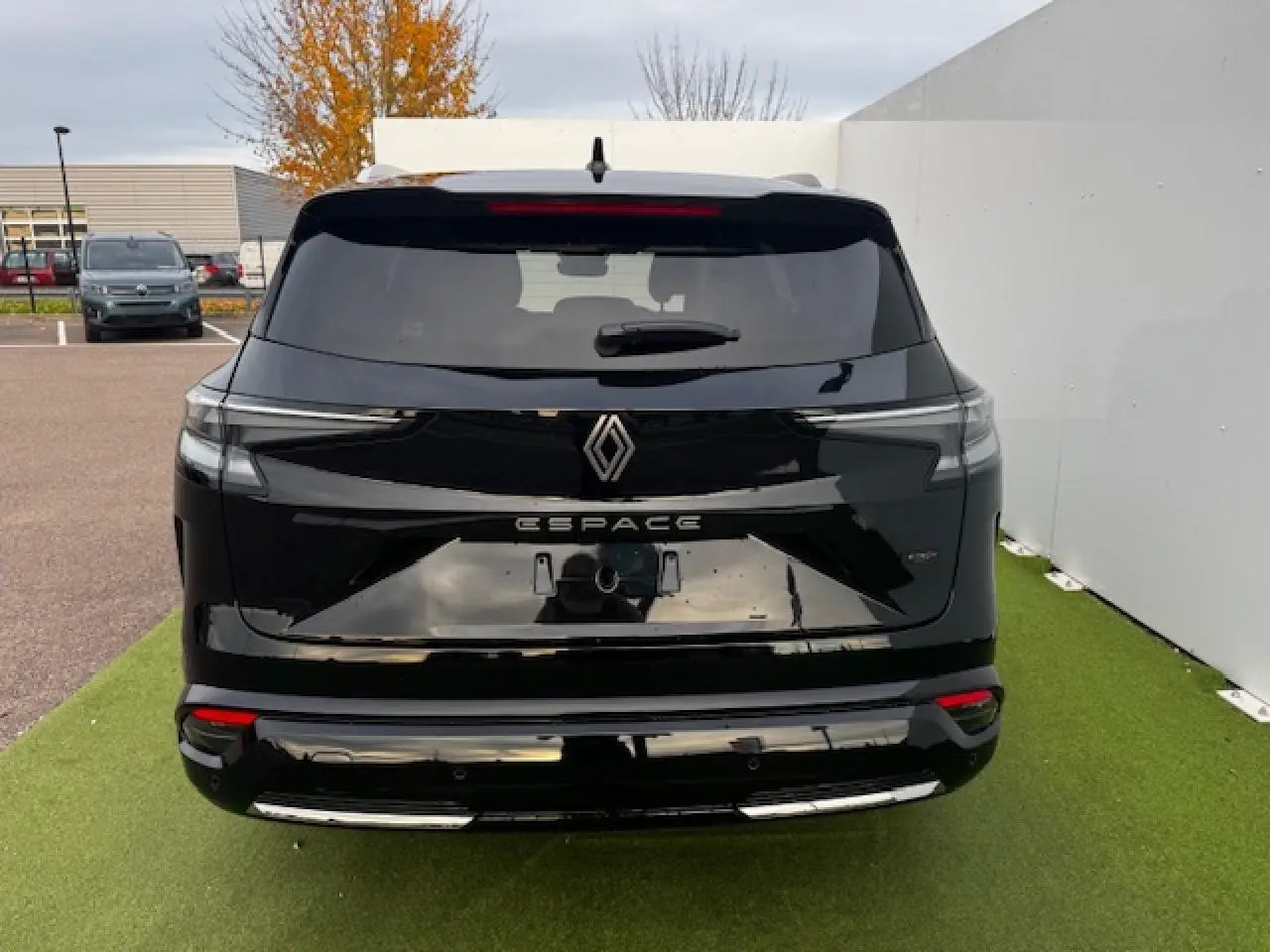 Vue arrière du Renault Espace VI noir étoilé 2025 avec feux LED moiré 3D et hayon motorisé visible.