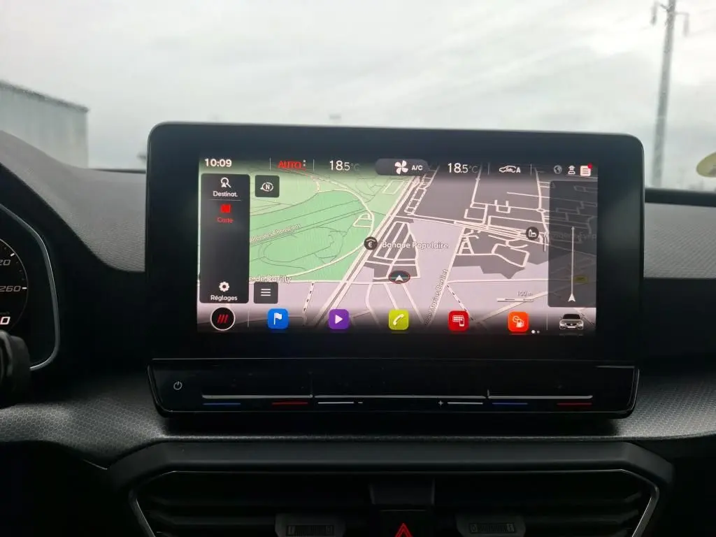 Écran tactile central du tableau de bord du SEAT LEON 2.0 TDI gris, affichant la navigation GPS en intérieur.