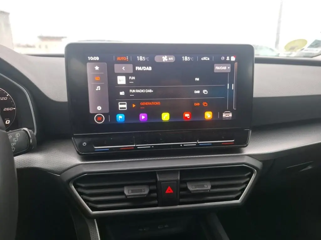 Écran tactile central affichant la radio FM/DAB dans l’habitacle noir d’une SEAT LEON gris 2021.