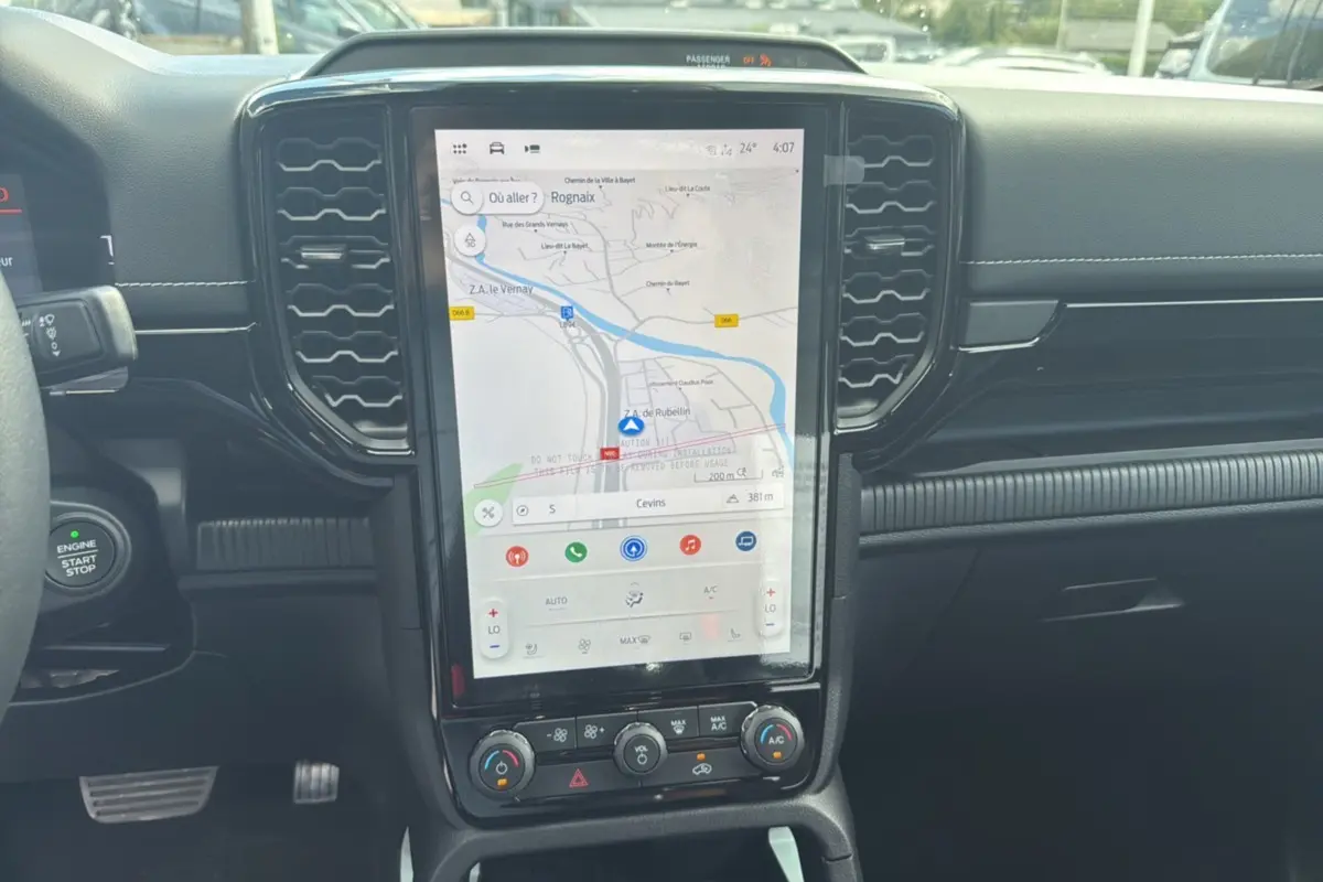 Vue intérieure centrée sur l’écran tactile vertical du tableau de bord du Ford Ranger 2.3 PHEV noir agate.