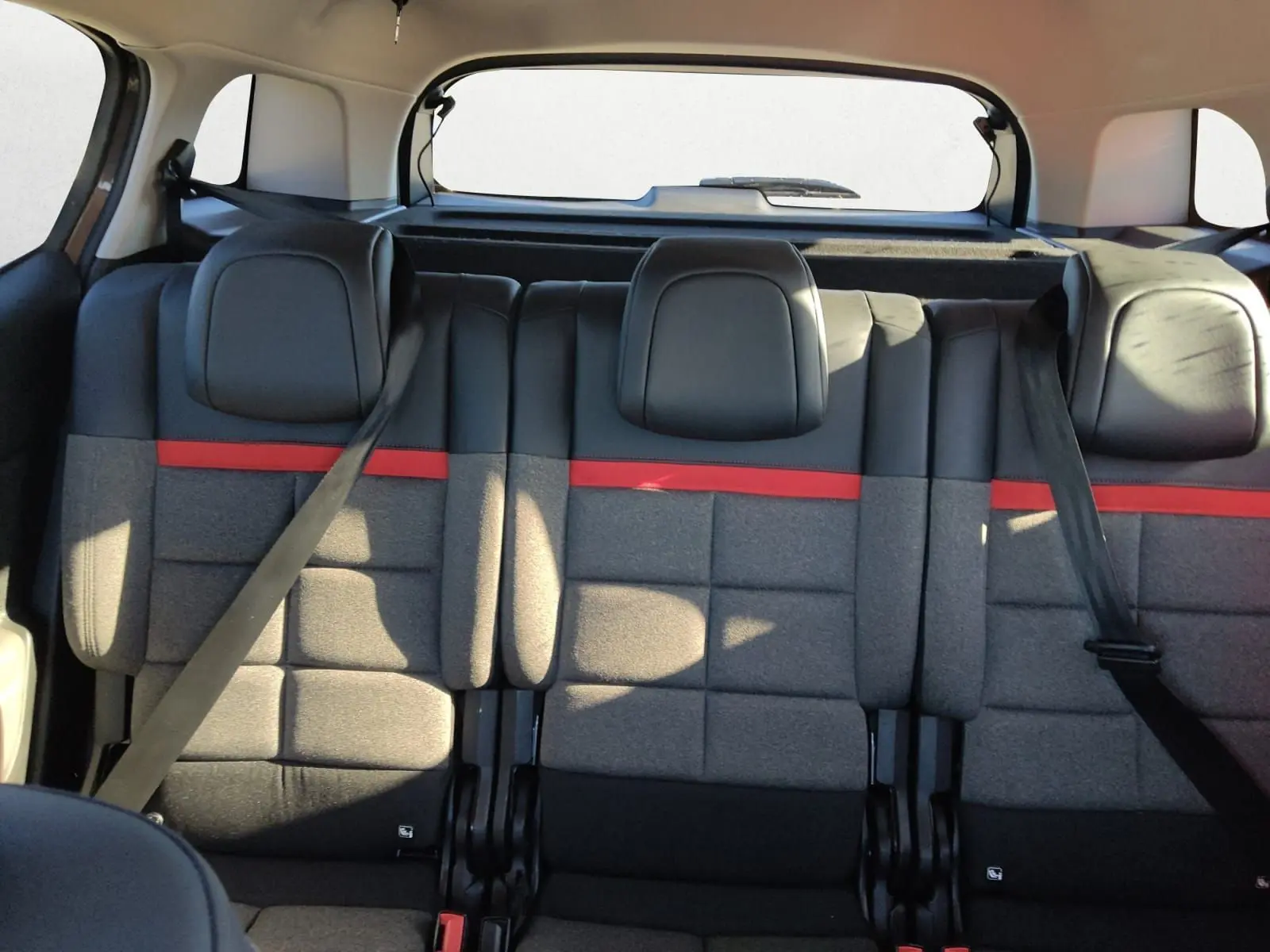 Vue arrière intérieure des sièges arrière gris avec bande rouge du Citroën C5 Aircross 2020, version Feel Nav.
