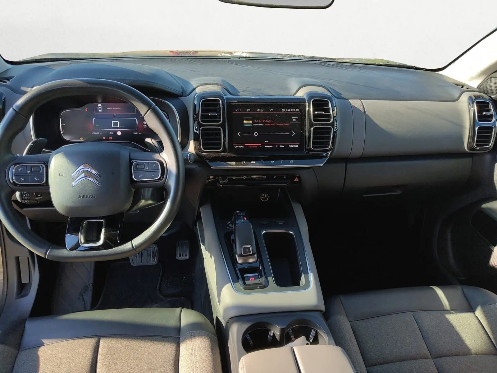 Vue intérieure avant du Citroën C5 Aircross 2020 gris platinium, tableau de bord et console centrale avec écran tactile.