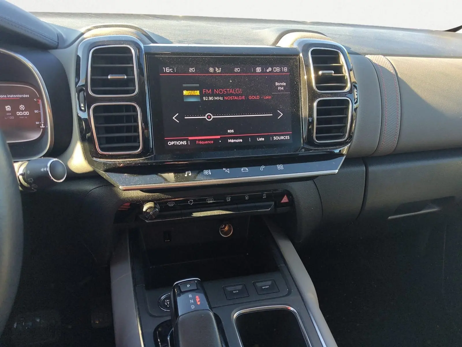 Vue intérieure de face du tableau de bord gris platinium du Citroën C5 Aircross avec écran tactile et levier de boîte auto.