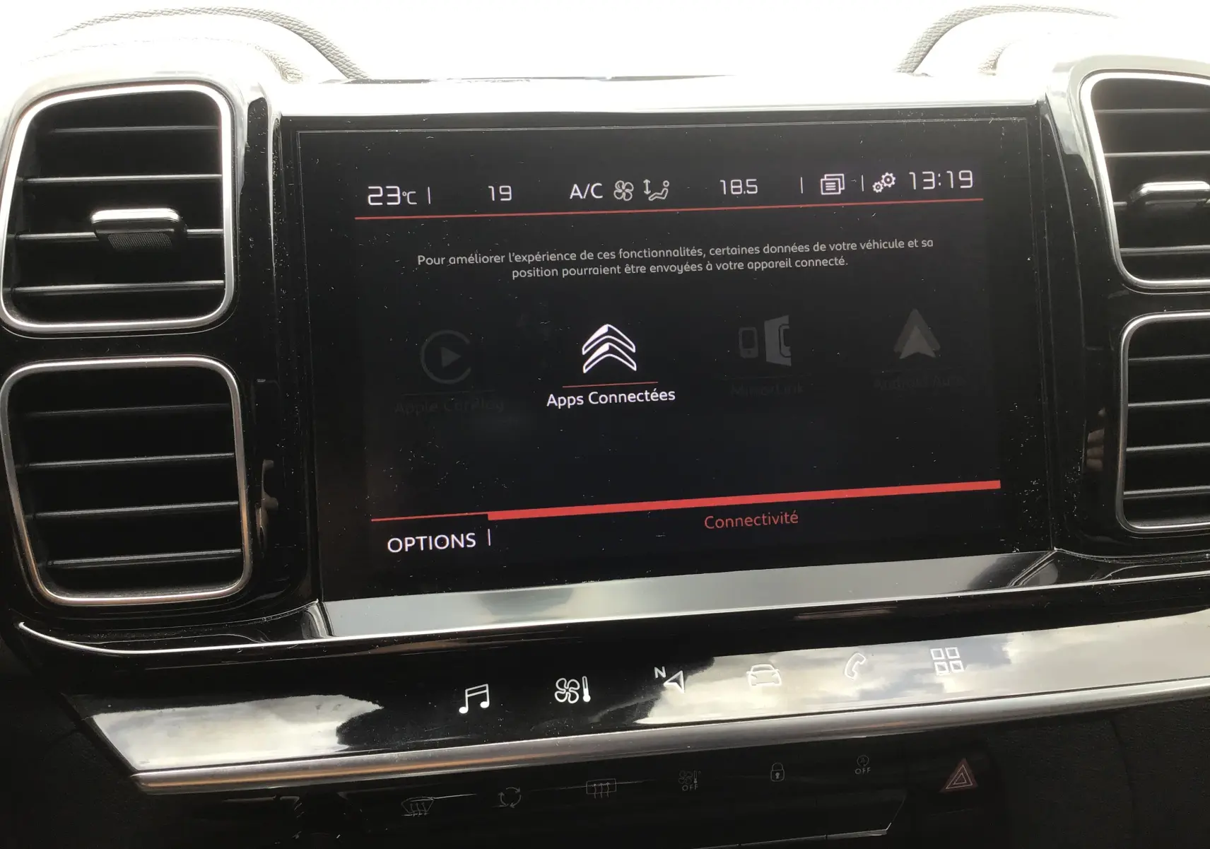 Écran tactile central du tableau de bord du Citroën C5 Aircross gris platinium, affichant les options de connectivité.