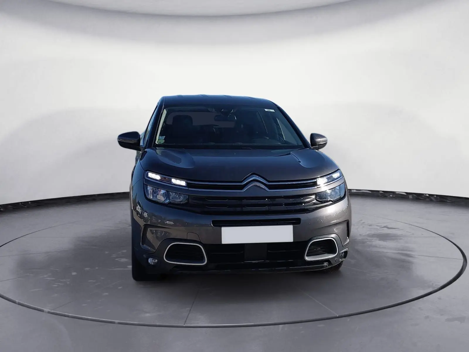 Vue frontale d'un Citroën C5 Aircross gris platinium 2020 avec feux LED et calandre distinctive.