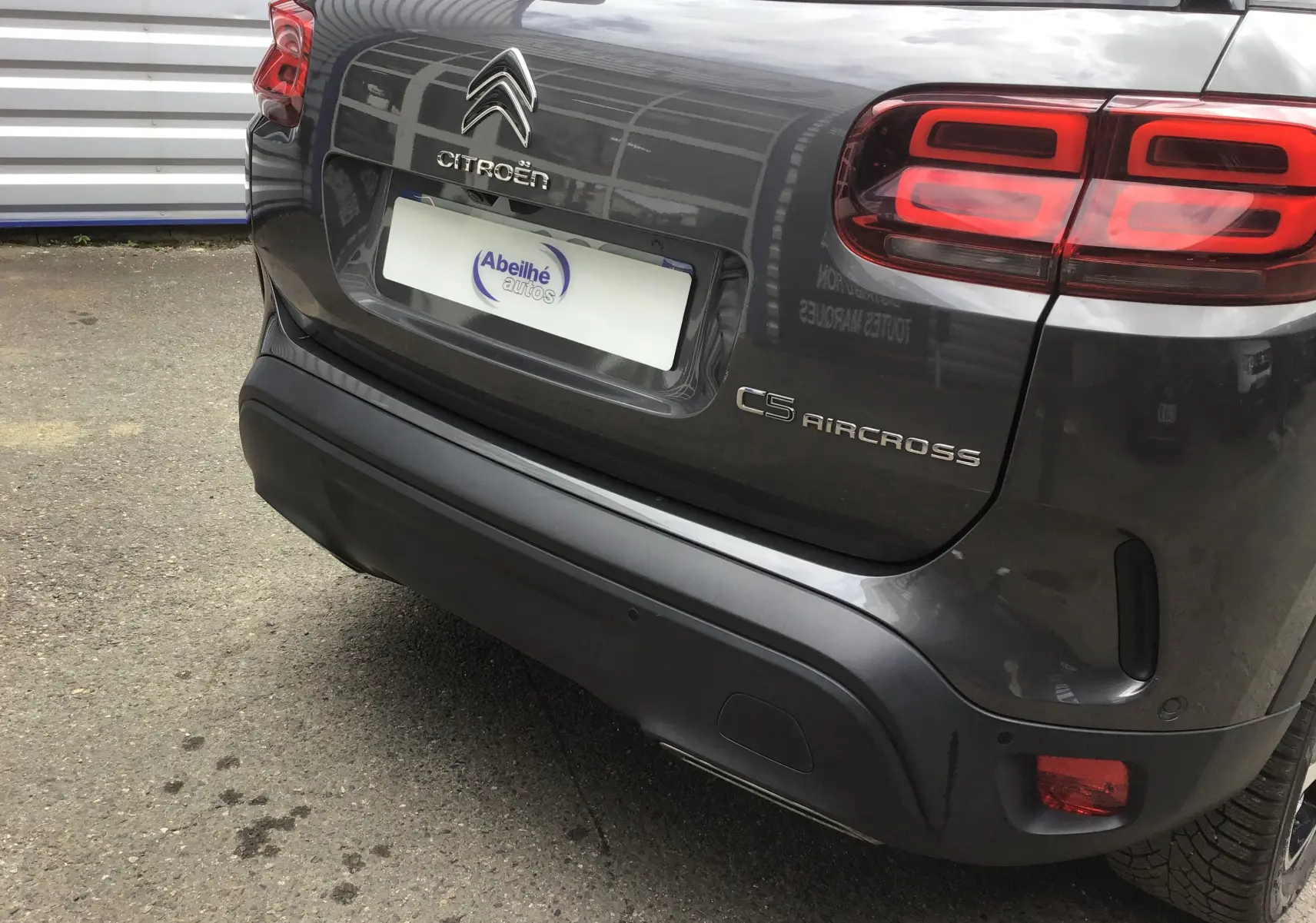 Vue arrière droite du Citroën C5 Aircross gris platinium mettant en valeur les feux arrière et le logo sur le hayon.