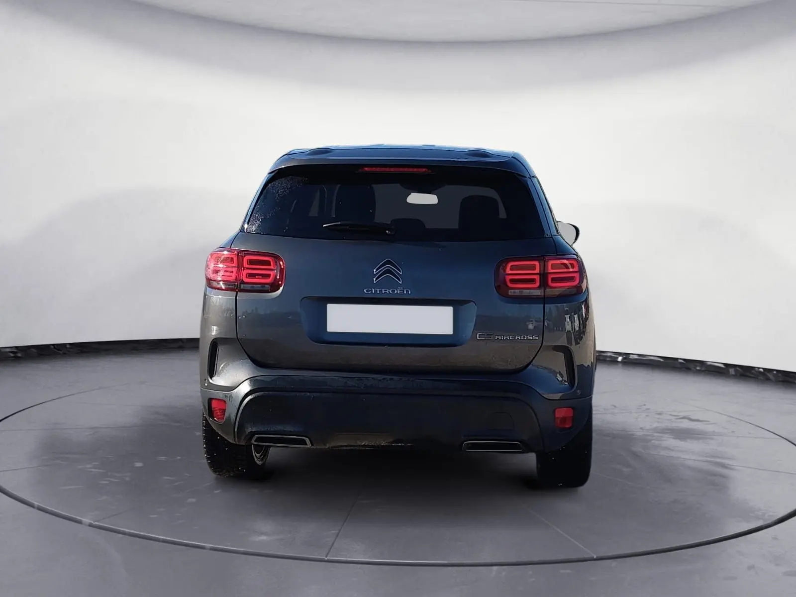 Vue arrière d'un Citroën C5 Aircross gris platinium 2020 avec feux arrière LED distinctifs et double sortie d'échappement.