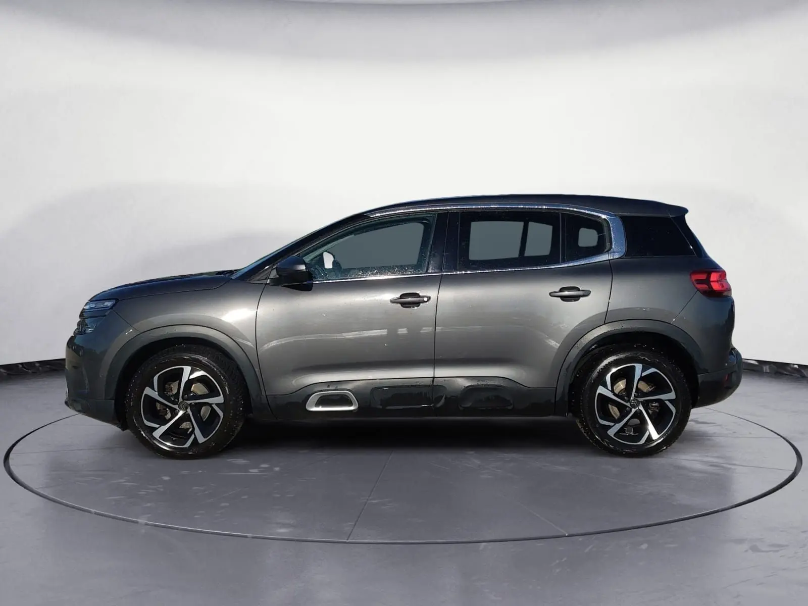 Profil droit du Citroën C5 Aircross gris platinium 2020 avec jantes bi-ton et protections noires basses.
