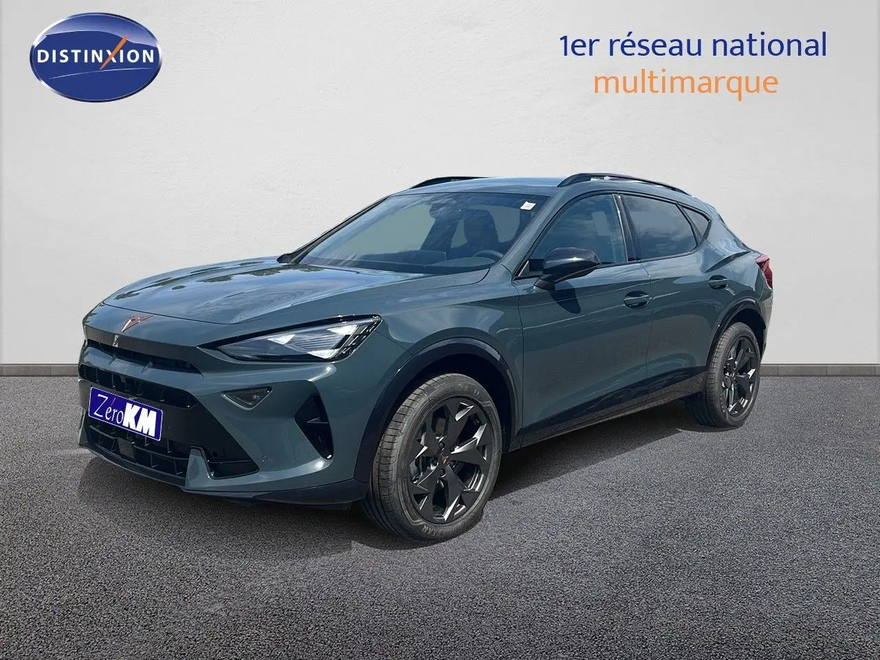 SUV CUPRA Formentor bleu Fjord Metal en 3/4 avant droit, avec jantes noires et lignes dynamiques visibles.