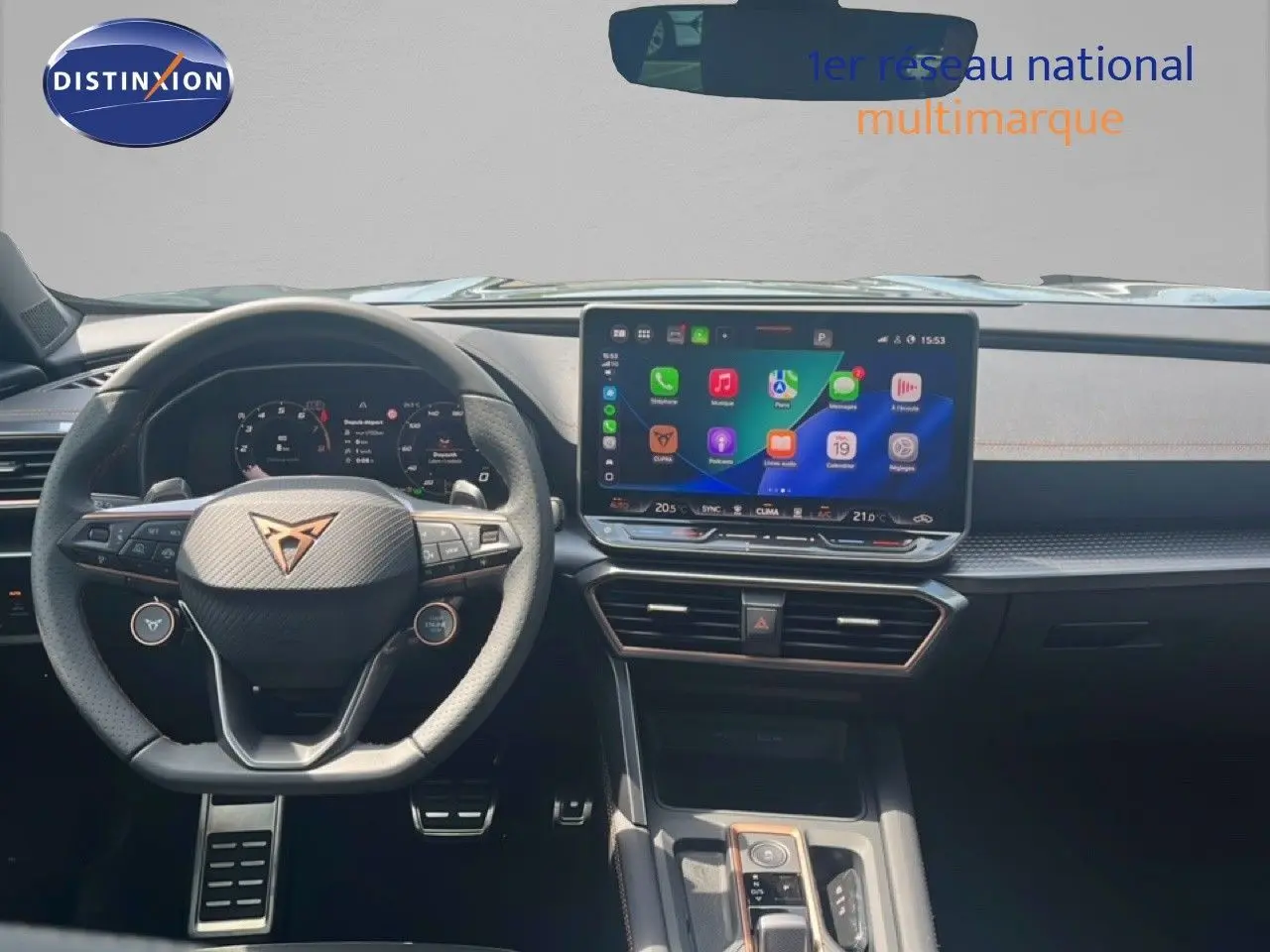 Vue intérieure frontale du tableau de bord et volant noir du CUPRA Formentor 2026 avec écran tactile central lumineux.