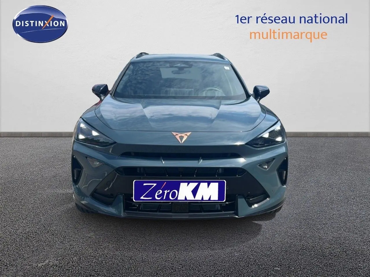 Vue avant frontale d'un CUPRA Formentor 1.5 eTSI 150CH DSG7 en bleu Fjord Metal avec logo cuivré distinctif.