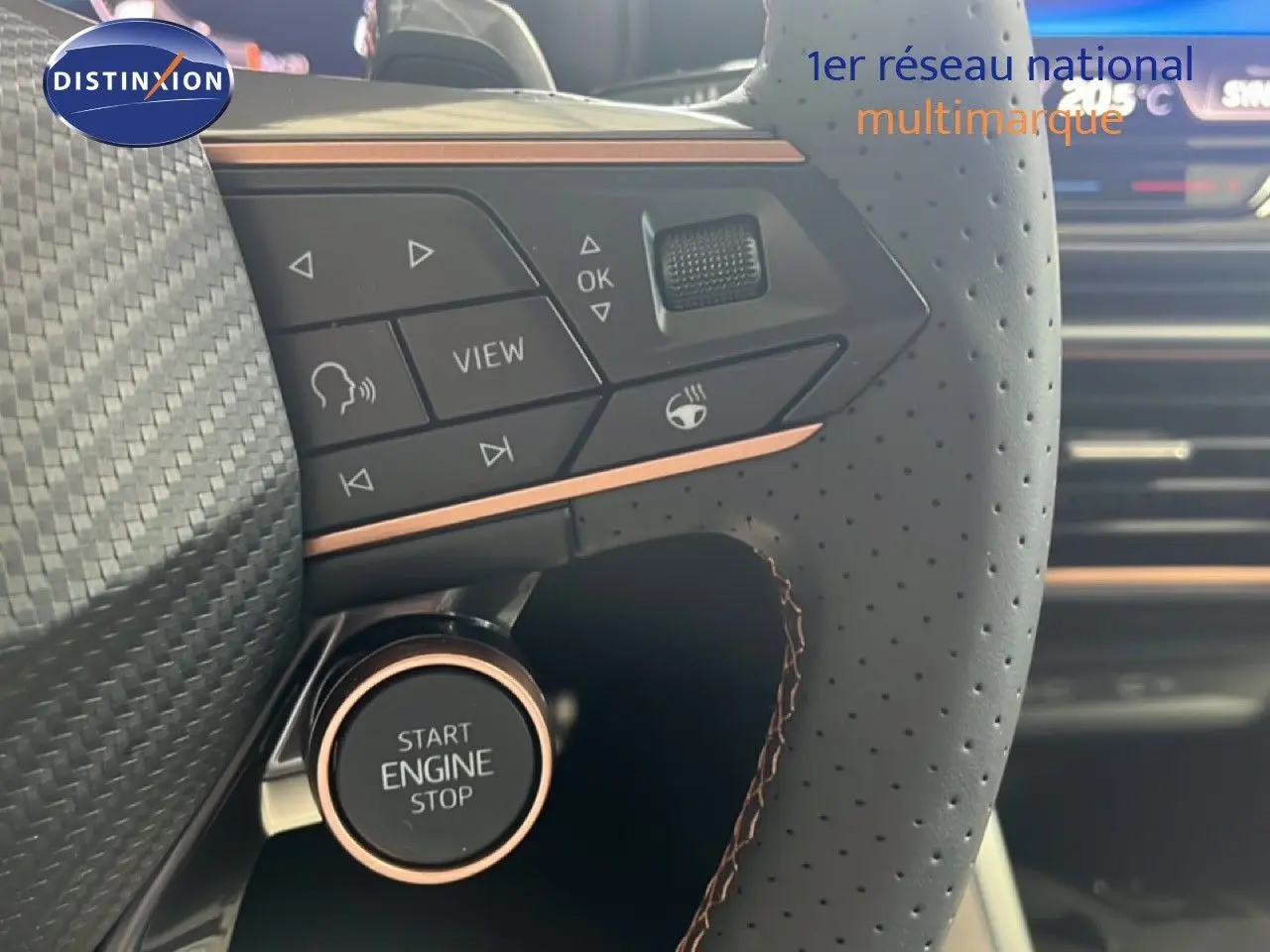 Gros plan sur le volant perforé et les commandes du conducteur du CUPRA Formentor 1.5 eTSI, avec bouton start/stop.