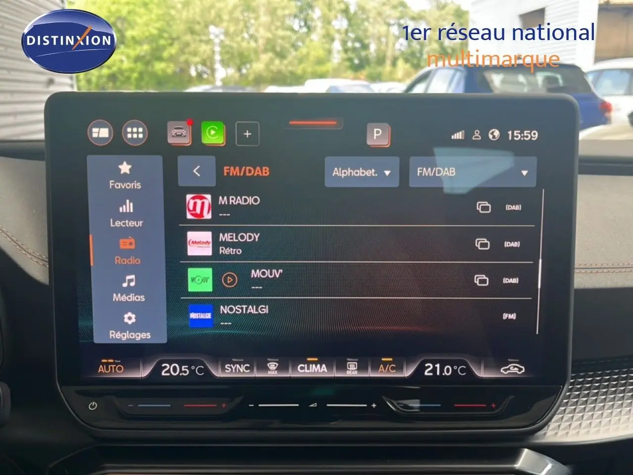 Écran tactile central affichant les radios FM/DAB dans l’habitacle d’une CUPRA Formentor bleu Fjord 2026.