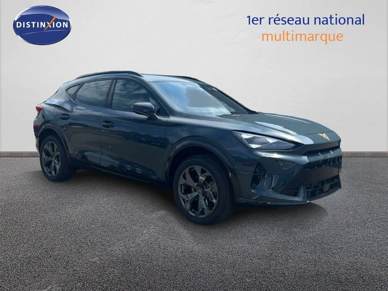 CUPRA Formentor 1.5 eTSI 150CH en bleu Fjord Metal, vue 3/4 avant gauche avec jantes noires distinctives.