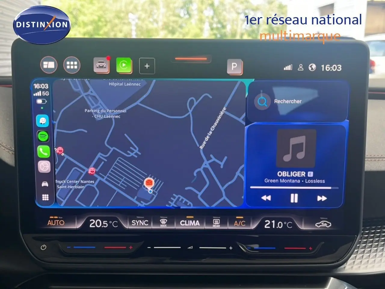 Écran tactile central du tableau de bord du CUPRA Formentor 1.5 eTSI 2026, affichant navigation et musique.