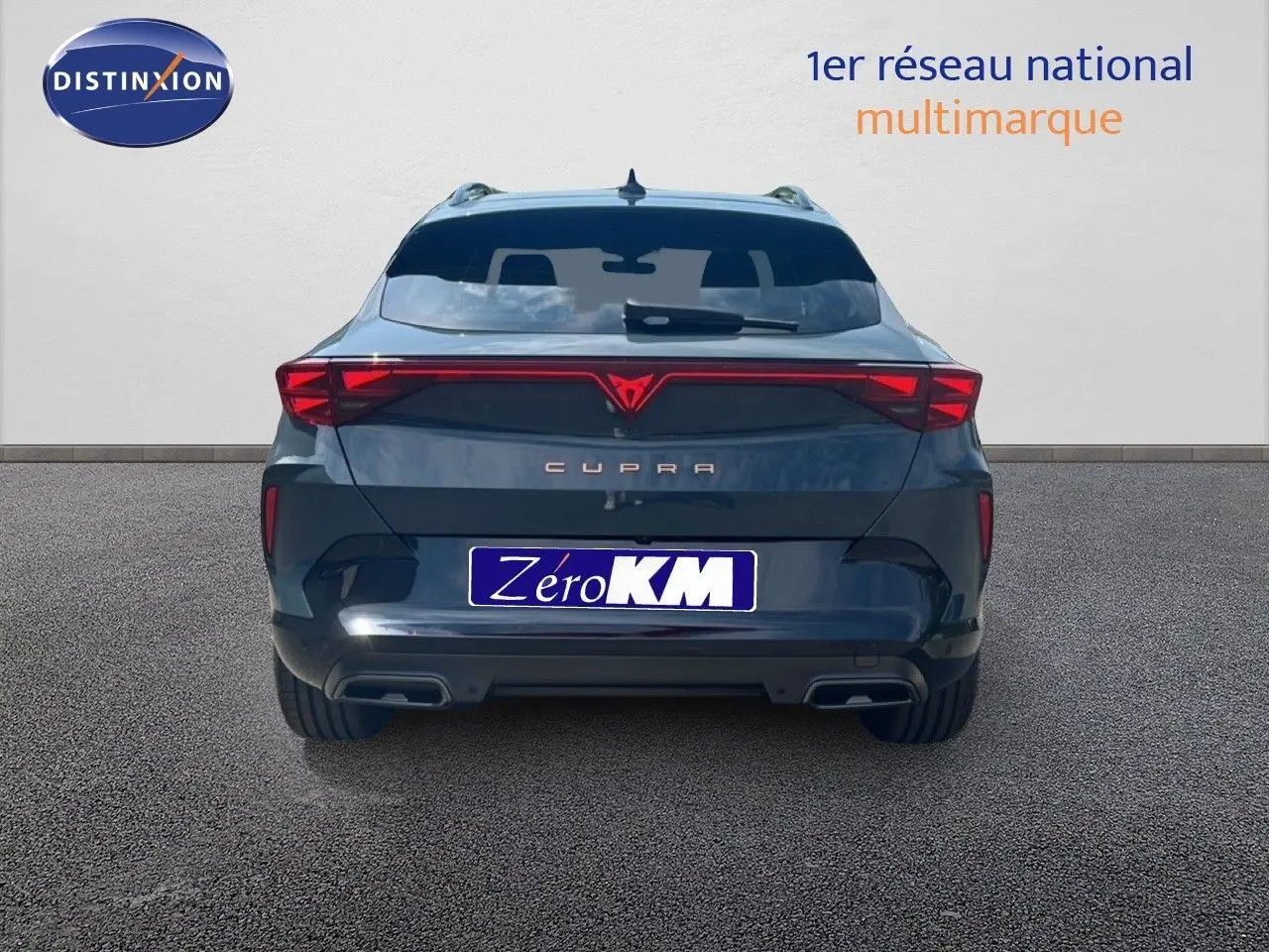 Vue arrière d'une CUPRA Formentor bleu Fjord Metal 2026 avec feux arrière LED et double sortie d'échappement intégrée.