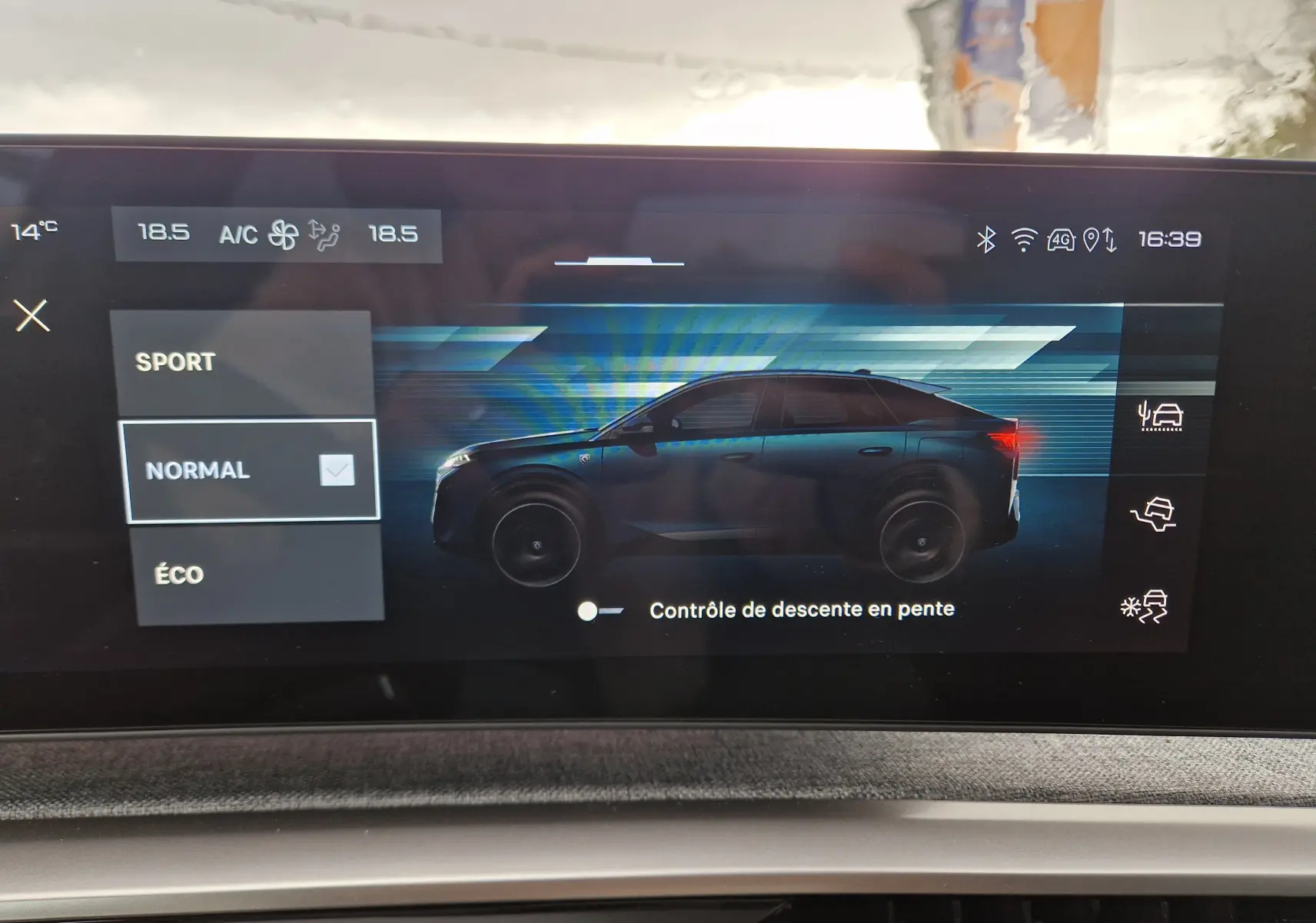 Vue latérale gauche numérique du Peugeot 3008 gris Artense affichée sur l'écran tactile avec mode de conduite normal sélectionné.