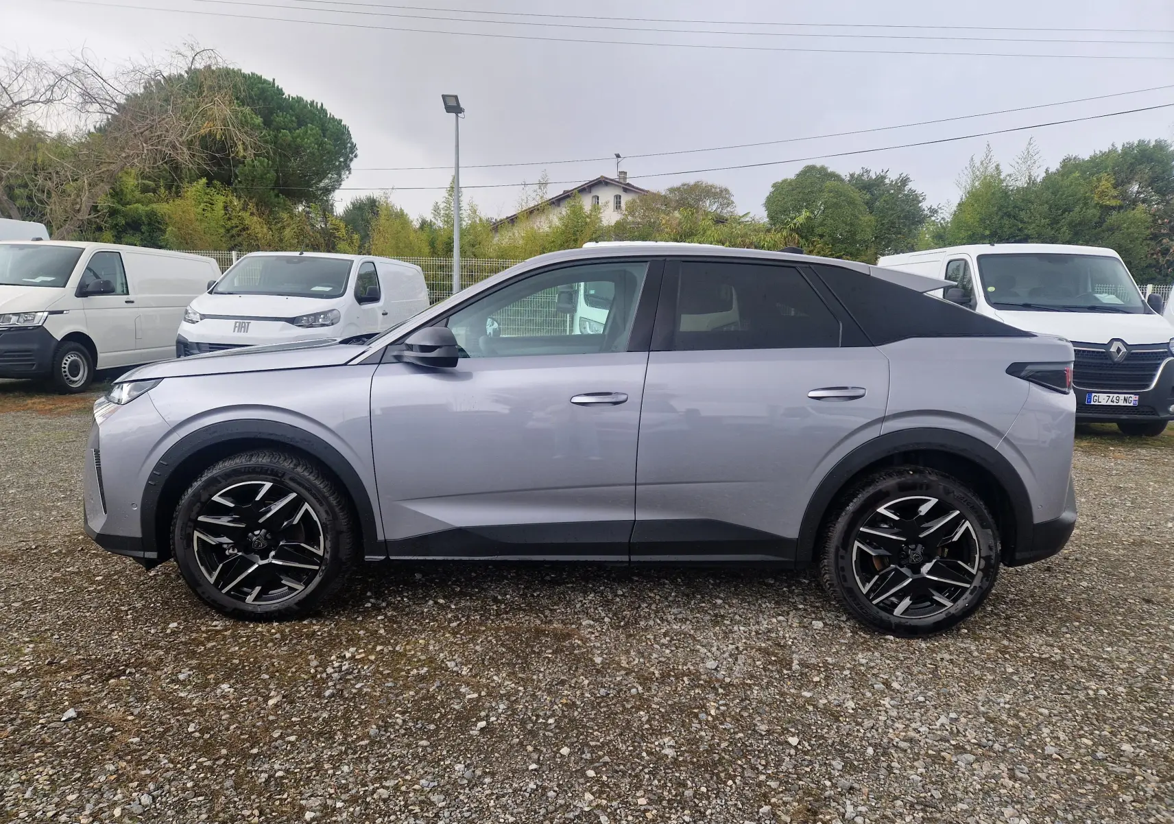 Peugeot 3008 gris Artense vue de profil côté gauche, avec toit noir et jantes alliage noires distinctives.