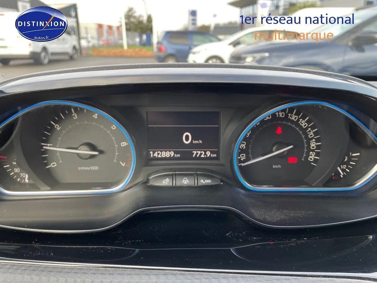 Tableau de bord de Peugeot 2008 blanc 2016, affichant 142889 km, vue frontale du combiné d'instruments.