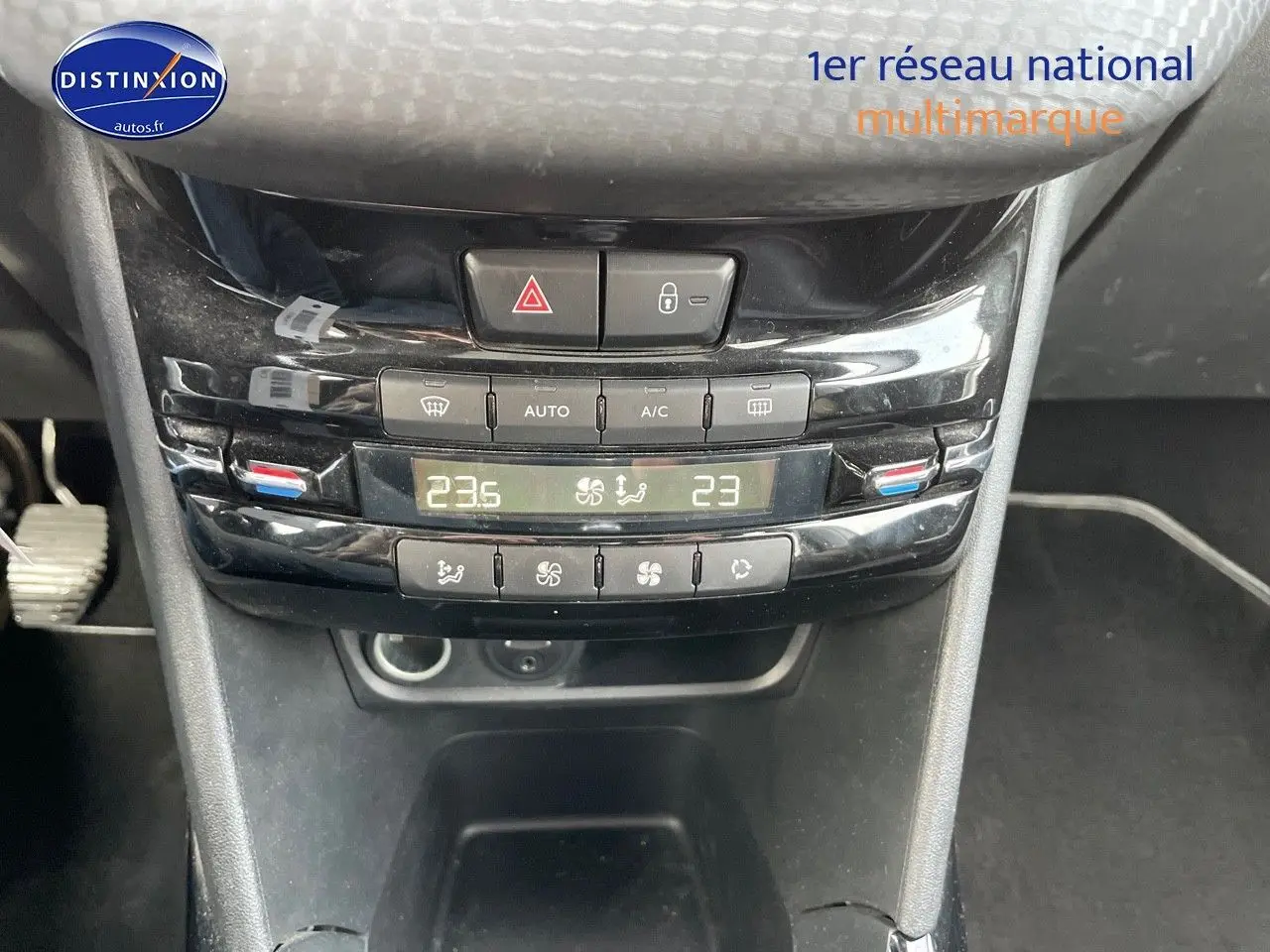 Tableau de bord central du Peugeot 2008 blanc 2016, affichant la climatisation automatique avec réglages numériques.