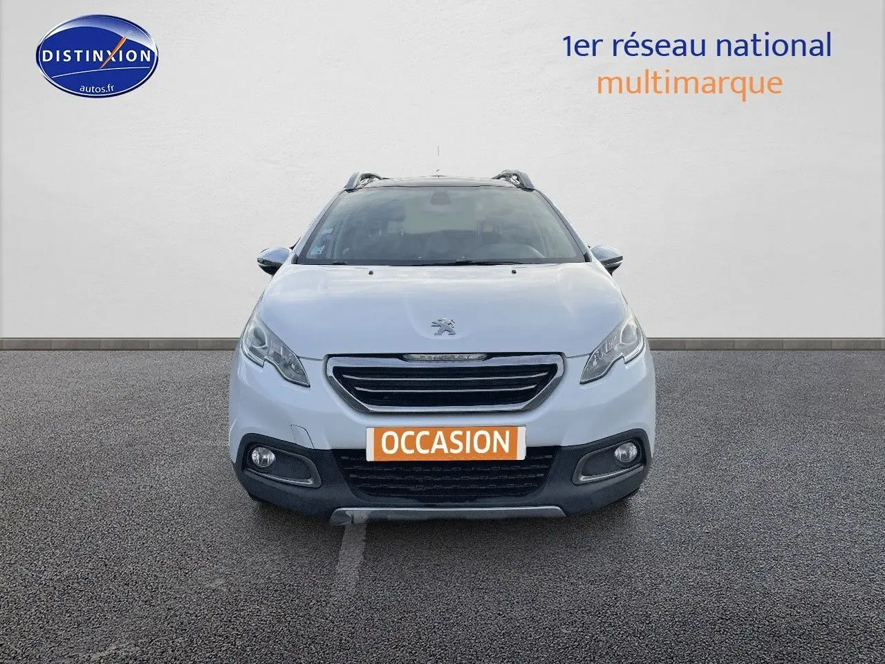 Vue de face d'un Peugeot 2008 blanc version Crossway avec plaque orange "OCCASION" sur un sol gris.