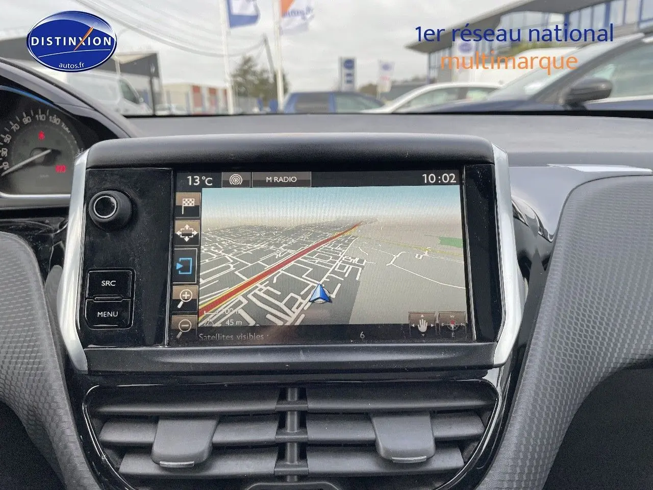 Écran tactile central avec navigation GPS allumée dans l'habitacle d'une Peugeot 2008 blanche de 2016.