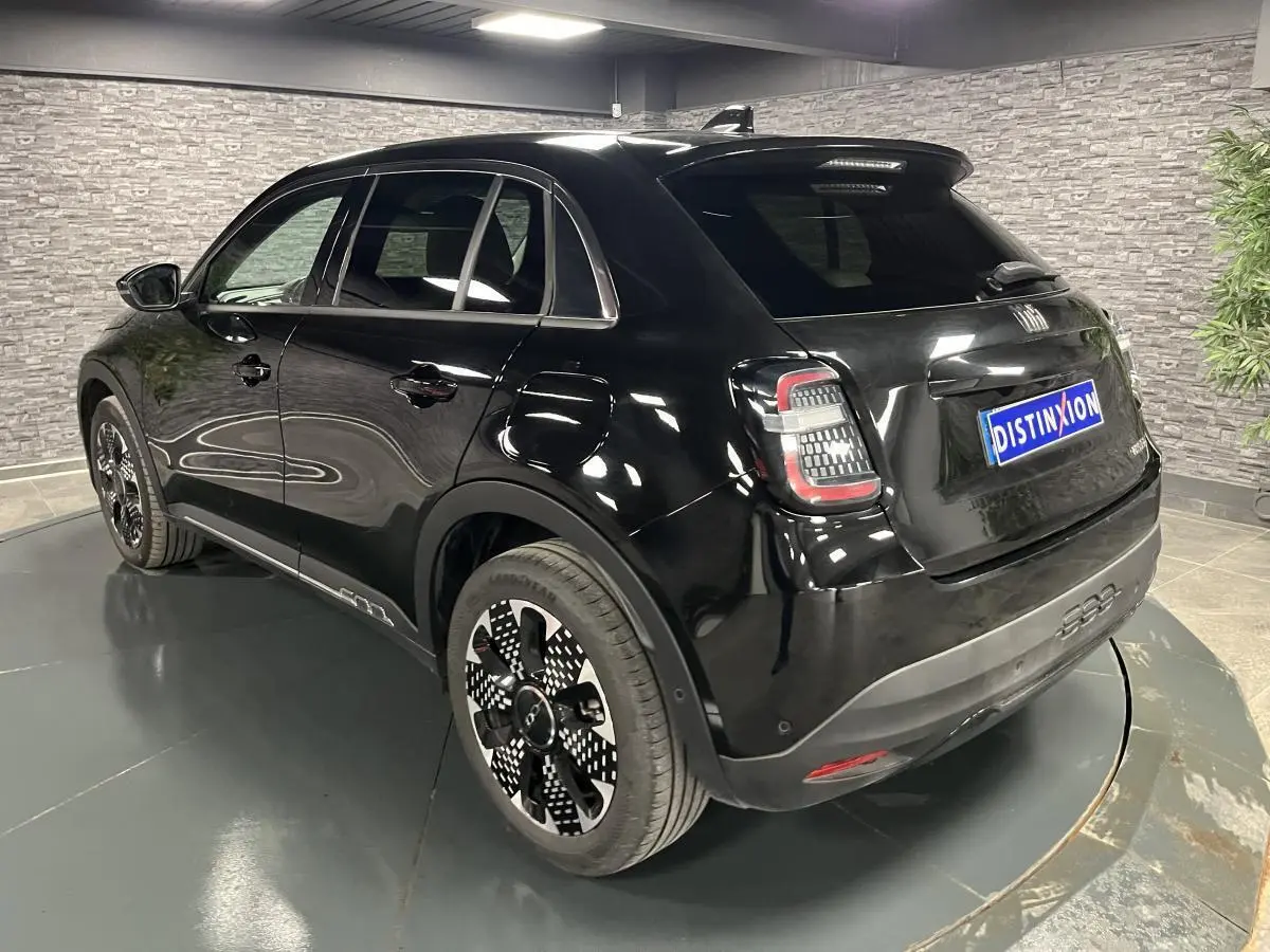 Vue 3/4 arrière droite d'un FIAT 600 noir brillant avec jantes alliage 18'' diamantées et feux arrière LED.