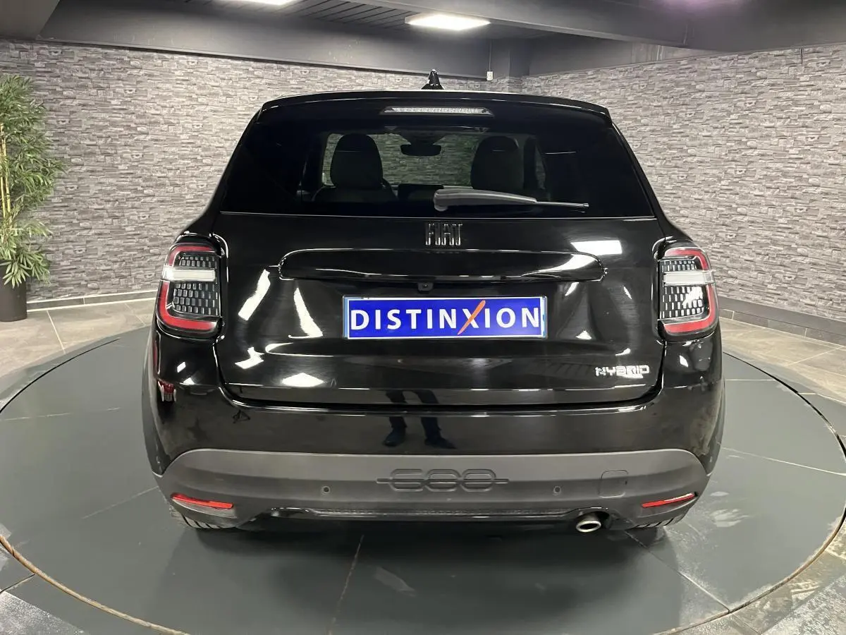 Vue arrière d'une FIAT 600 hybride noire avec feux LED et logo 600 embossé sur le pare-chocs.