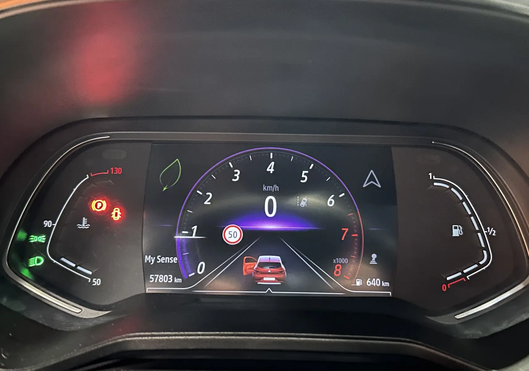 Tableau de bord numérique de Renault Clio V TCe 90 rouge, affichant vitesse, régime et alertes moteur.