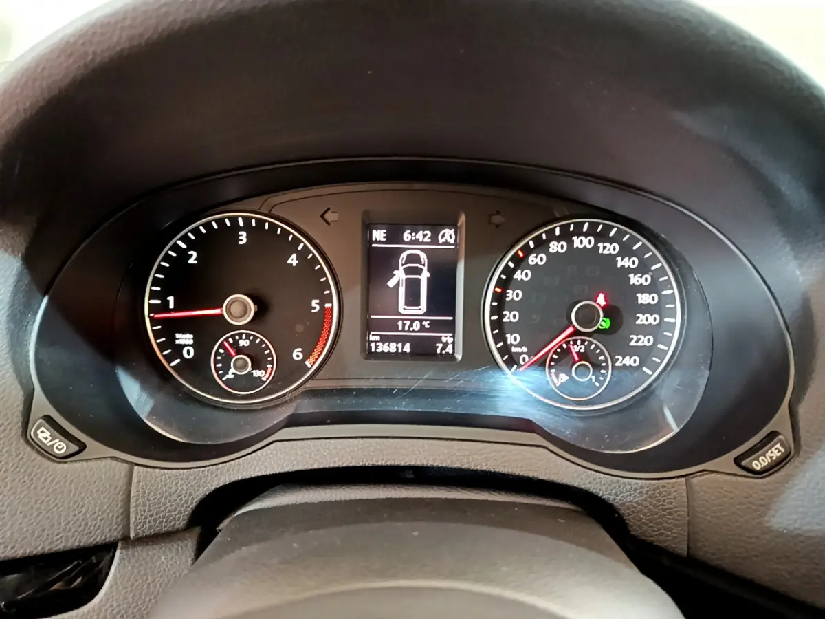 Vue rapprochée du tableau de bord du Volkswagen Sharan marron, affichant compte-tours, vitesse et écran central digital.