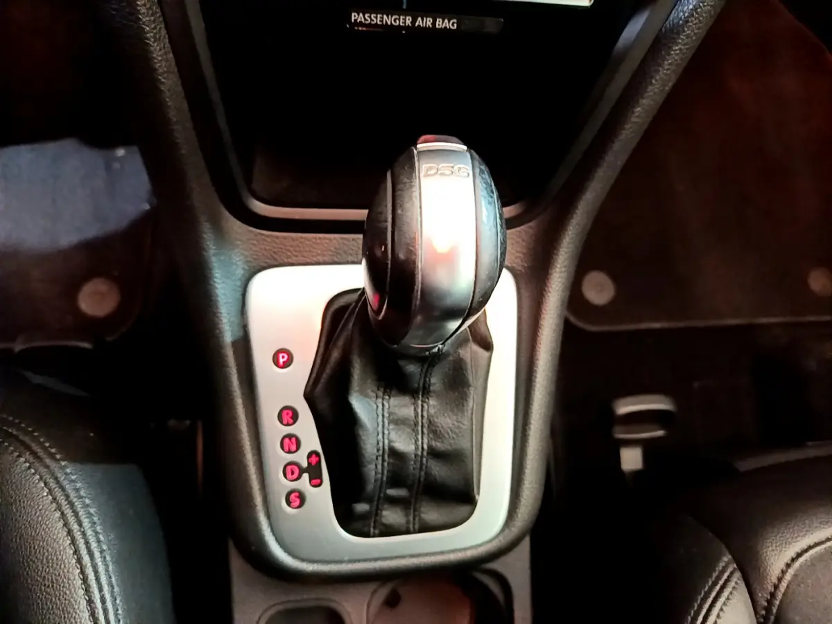 Le levier de vitesses DSG noir et argenté de la Volkswagen Sharan 2017 vu de dessus dans l'habitacle.