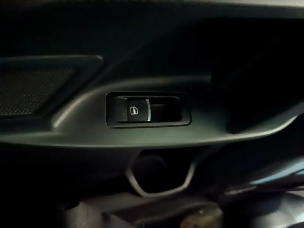 Bouton de verrouillage centralisé sur la porte intérieure côté conducteur du Volkswagen Sharan marron 2017.